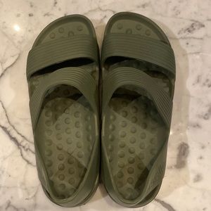 Women’s Oiselle army green sandals size EU 38.